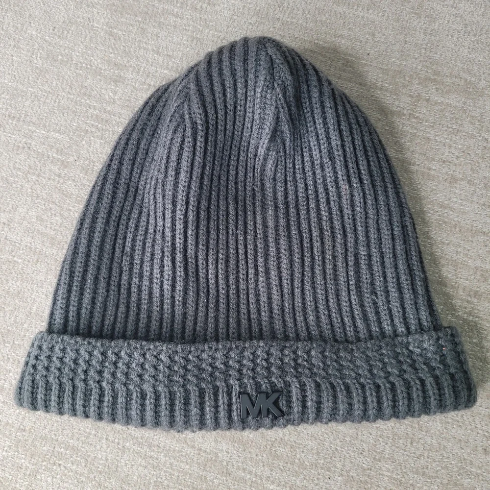 Michael Kors Mens Gray Ribbed Knit Beanie Hat Cuffed MK Logo Charcoal Cap